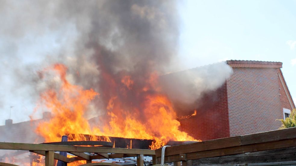 Der Schuppen stand komplett in Flammen.