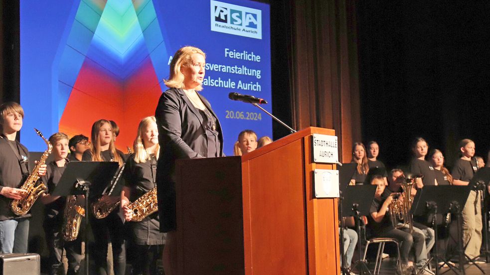 Schulleiterin Kathrin Peters eröffnete die Abschlussfeier in der Auricher Stadthalle. Foto: Heino Hermanns