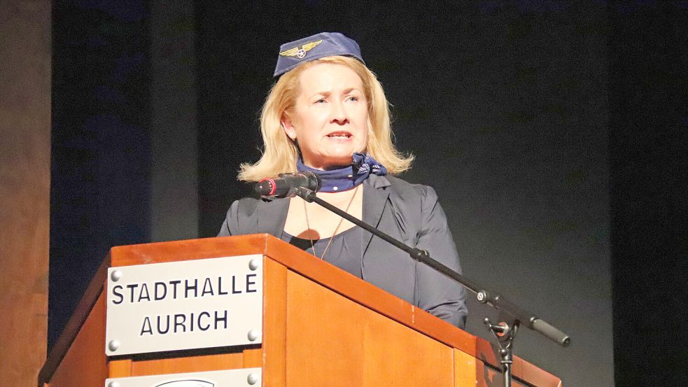 Als Chefstewardess hat Kathrin Peters die Schüler 2018 an Bord der Realschule genommen – und sie nun in dieser Funktion auch wieder entlassen. Foto: Heino Hermanns