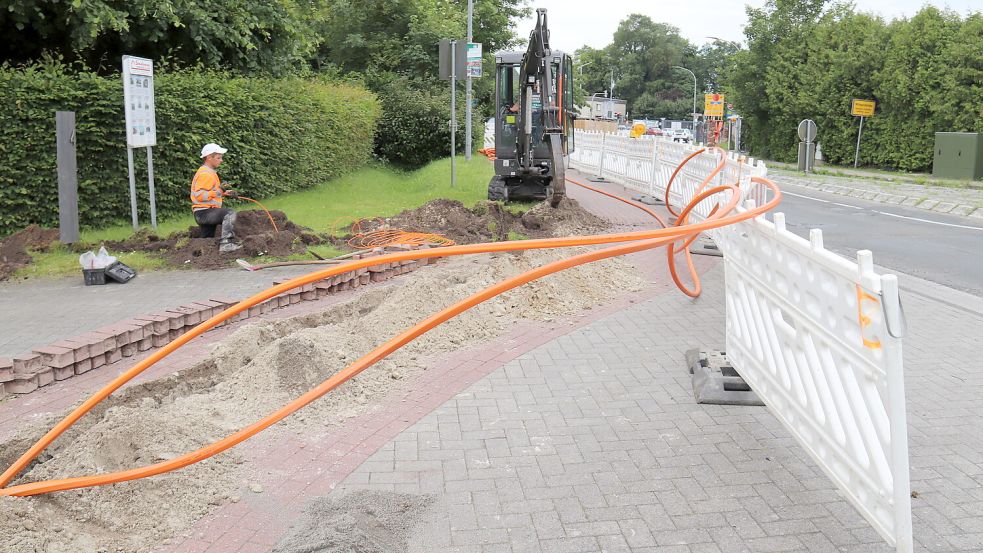 In der vorigen Woche verlegte eine Kolonne von Nordconnect in der Kanalstraße Süd Glasfaserkabel. Foto: Heino Hermanns