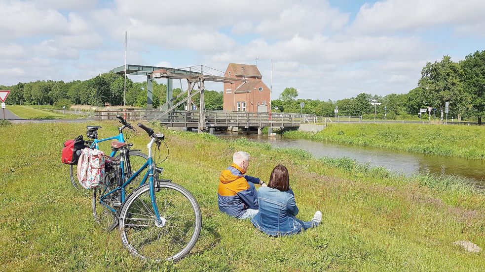 Bei einer Fahrradtour muss man auch mal eine Pause einlegen,wie hier beim Schöpfwerk Holterfehn. Foto: Ostfriesland travel