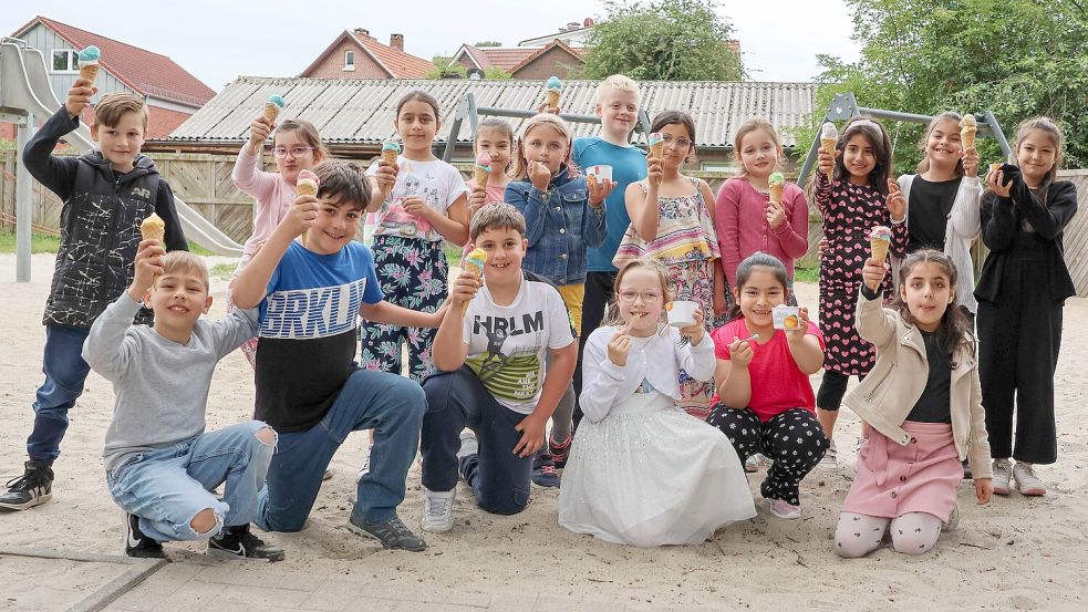 Ob im Becher oder in der Waffel – das Eis schmeckte den Lambertischülern am letzten Schultag vor den Sommerferien. Foto: Helmut Vortanz