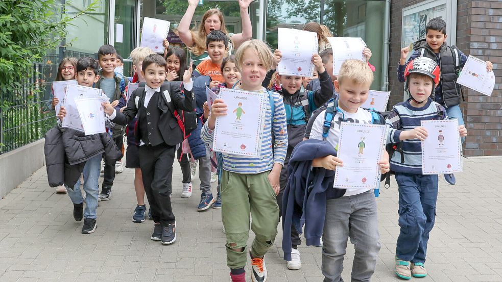 Die Eulenklasse (Klasse 1a) hat von Klassenlehrerin Britta Loock noch keine Zeugnisse bekommen. Stattdessen gab es Urkunden für die ABC-Schützen. Foto: Helmut Vortanz