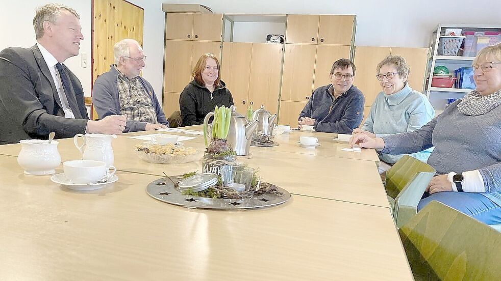 Über den „Stönpahl“ berichteten im Februar der Ihlower Bürgermeister und Vertreter für die Awo, Arno Ulrichs (von links), Reinhold Adden vom VdK, Edelgard Wienekamp von der Kleiderkammer Ihlow, Pastor Joachim Pothmann, Monika Kramer vom SoVD und Margret Schoon vom VdK. Foto: Christin Wetzel