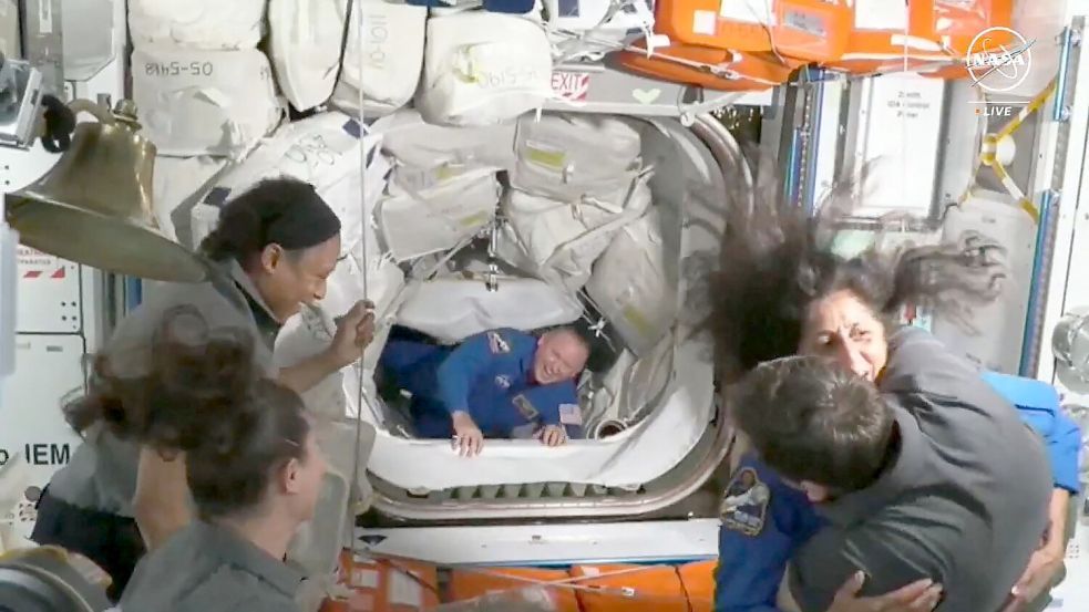 Die Starliner-Astronauten Suni Williams (r.) and Butch Wilmore (M.) bei der Ankunft in der ISS. Foto: NASA/AFP