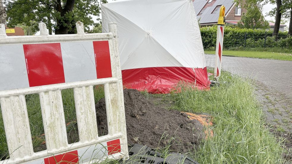 Eine Baugrube für Breitbandanschluss in Barstede (Ihlow): Hier warten die Anwohner schon seit fünf Jahren auf den Anschluss. Foto: Christin Wetzel