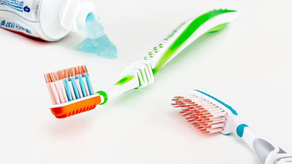 Das eine ist Verpackung, das andere nicht: Zahnbürste und Zahnpasta-Tube gehören unterschiedlich entsorgt. Foto: Pixabay