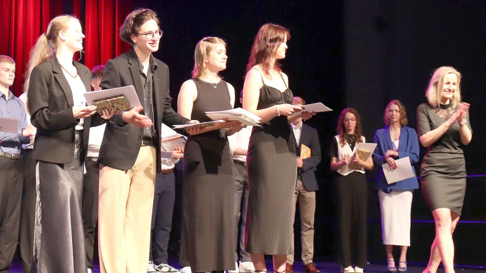 Erstmals gab es Ehrungen im Bereich Schultheater. Auszeichnungen erhielten Geesche Günther (von links), Lorenz Bahro, Merle Hermanns und Lara Sukatsch von Lehrerin Heike Duensing. Foto: Heino Hermanns