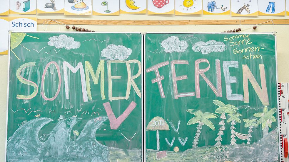 Eine Schultafel zeigt mit Kreideschrift das Wort Sommerferien. In diesen Sommerferien bleiben die Eltern noch von der Gebührenerhöhung verschont. Foto: DPA