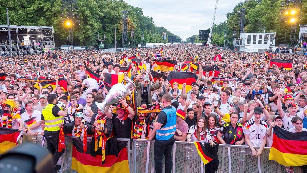 Hunderttausende Menschen feiern während der Fußball-EM auf den Fanmeilen in Deutschland. Foto: Christophe Gateau/dpa