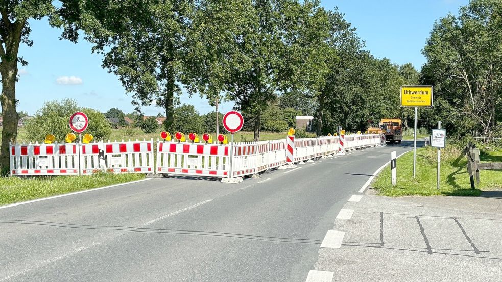 Am Montagvormittag war zunächst ein Teilstück gegenüber dem Erdbeerhof und der Bauzufahrt zum Zentralklinik-Gelände gesperrt. Die Bushaltestelle ist erreichbar. Foto: Karin Böhmer