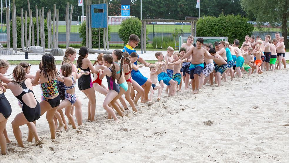 Mit Unterstützung schafften die Mädchen es, beim Tauziehen die Oberhand zu gewinnen. Foto: Romuald Banik