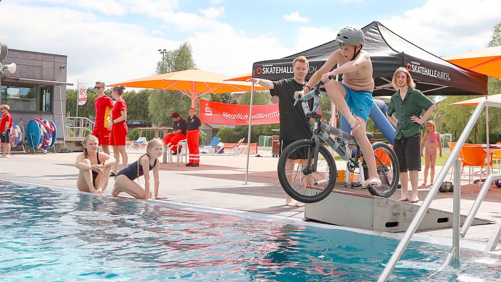 Mit dem BMX-Rad ging es über eine Rampe ins Schwimmbecken. Das ist ausdrücklich nur bei den Zeugnispartys erlaubt. Foto: Romuald Banik