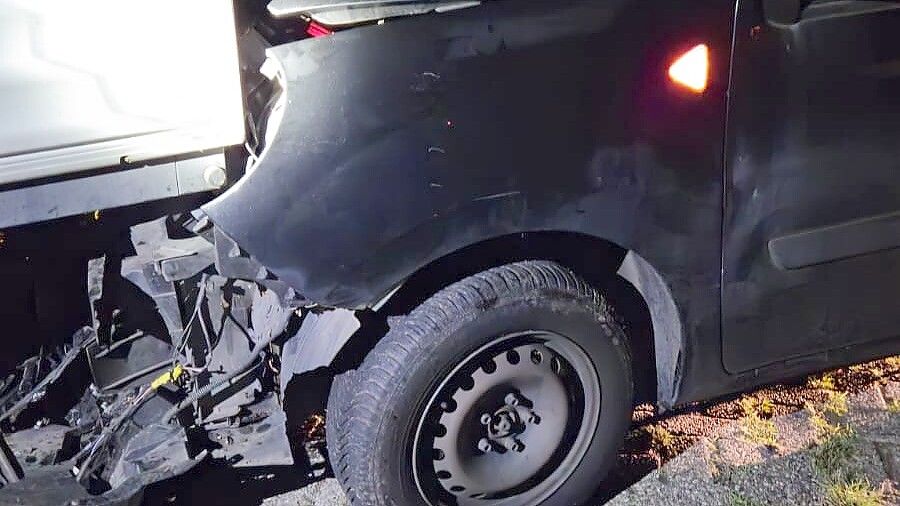 Der Renault Kangoo war auf der Schifferstraße in Ostrhauderfehn auf einen Transporter gefahren. Foto: Block/Feuerwehr