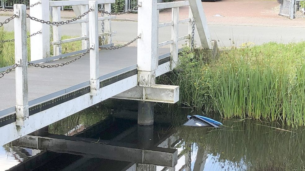 Bei dieser Fußgängerbrücke treibt eine Papiertonne im Kanal. Foto: Privat