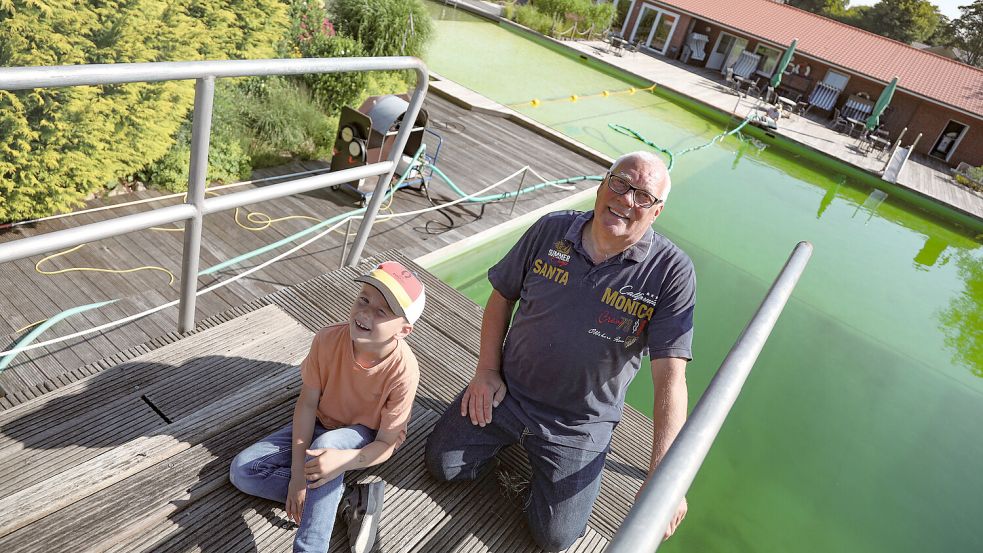 Burkhard Smidt von dem ehrenamtlichen Helferteam und sein Enkel Jendrik freuen sich beim Blick vom Sprungturm auf die Saison. Fotos: Romuald Banik