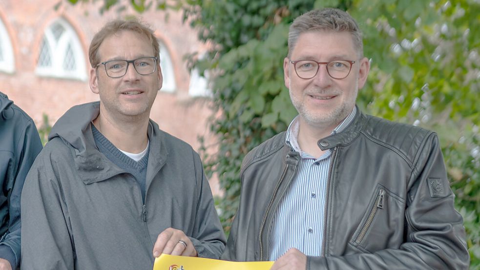 Der Apotheker Michael Dirksen-Müller (links) und Ernst Moltz (rechts), hier bei einem Pressetermin im Oktober 2023, sind gut befreundet. Foto: Folkert Bents