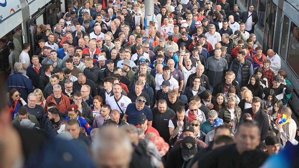 In Deutschland samstags üblich: Tausende Fans bewegen sich zu und von den Fußballspielen. So auch hier bei der EM. Foto: IMAGO/Offside Sports Photography