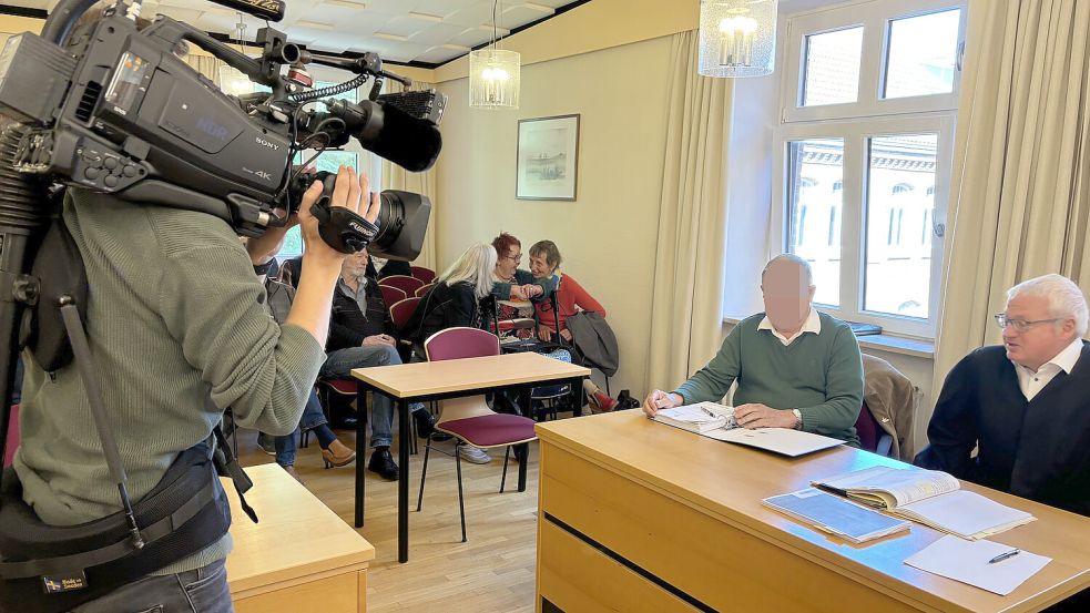 Großer Medienandrang beim Prozess gegen den Dornumer Ratsherrn. Auch der NDR berichtete über den Fall. Foto: Rebecca Kresse