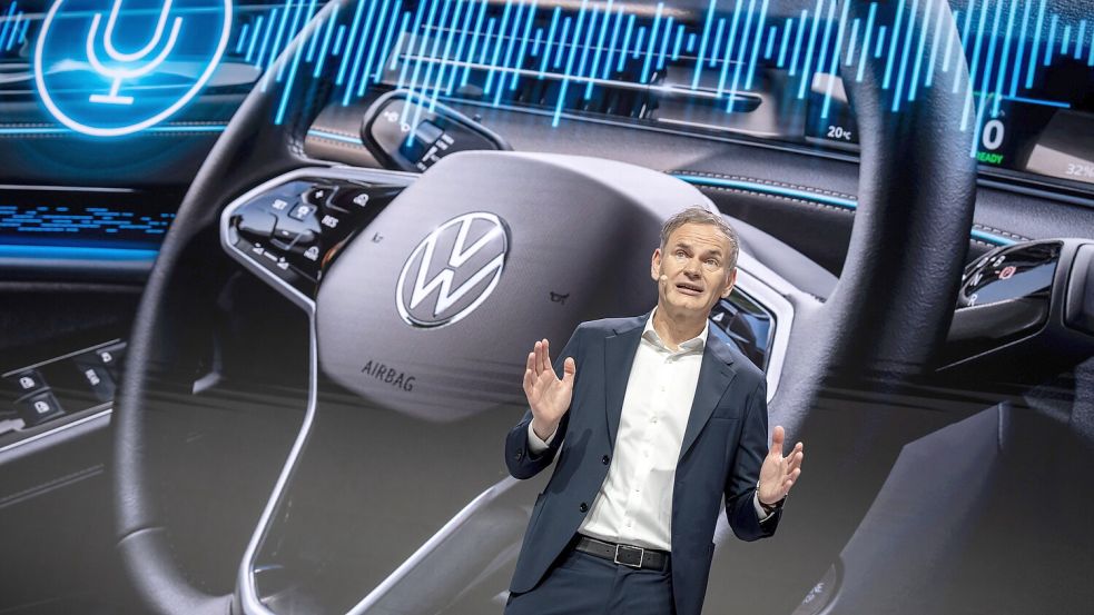 VW-Konzernchef Oliver Blume muss dringend die Probleme seines Unternehmens bei der Software-Entwicklung lösen. Dabei soll der E-Autobauer Rivian aus den USA helfen - gegen eine Milliardensumme. Foto: dpa/Michael Kappeler