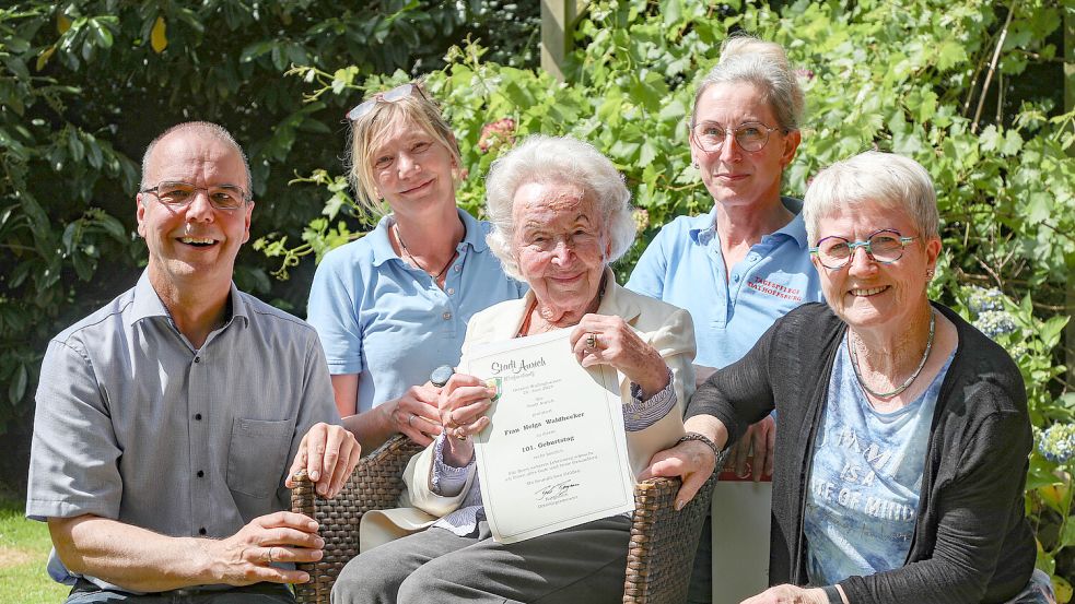 Ortsbürgermeister Bodo Bargmann (von links), Betreuerin Maike Buths, Helga Waldhecker, Betreuerin Anja Baier und stellvertretende Landrätin Antje Harms. Foto: Romuald Banik