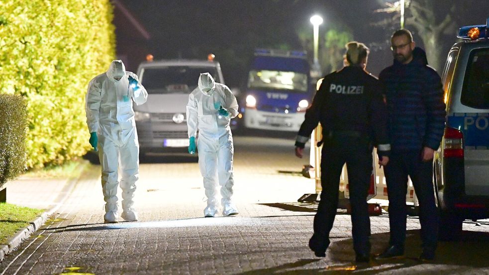 Polizeibeamte sicherten nach der Tat Spuren am Tatort. Foto: Wagenaar/Archiv