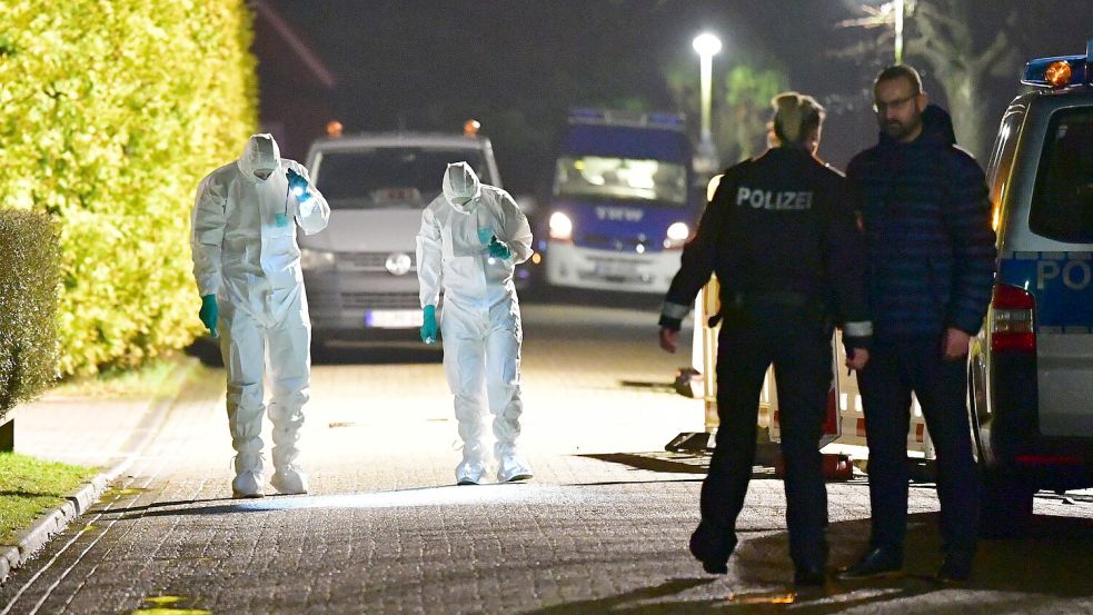 •Polizeibeamte sicherten nach der Tat Spuren am Tatort. Foto: Wagenaar/Archiv