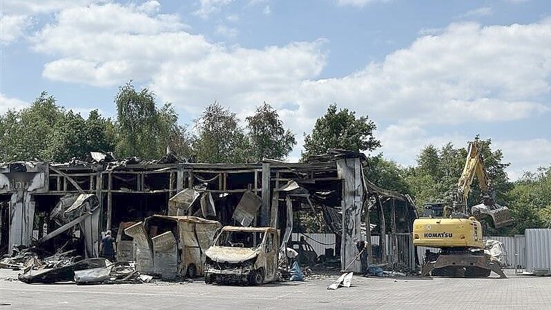 An der Ruine des Autohauses haben die Aufräumarbeiten begonnen. Foto: Kubassa