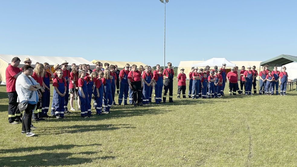 Fünf Jugendfeuerwehren treffen sich in dieser Woche zum Campieren, Trainieren und Amüsieren auf dem Sportplatz der Grundschule Wiegboldsbur. Foto: Karin Böhmer