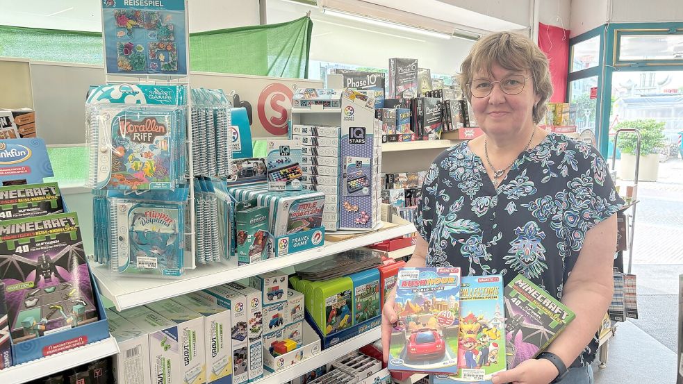 Birgit Trost (56) bietet im Geschäft Hermerding am Auricher Marktplatz eine große Auswahl an Spielen für unterwegs an. Foto: Lasse Paulsen