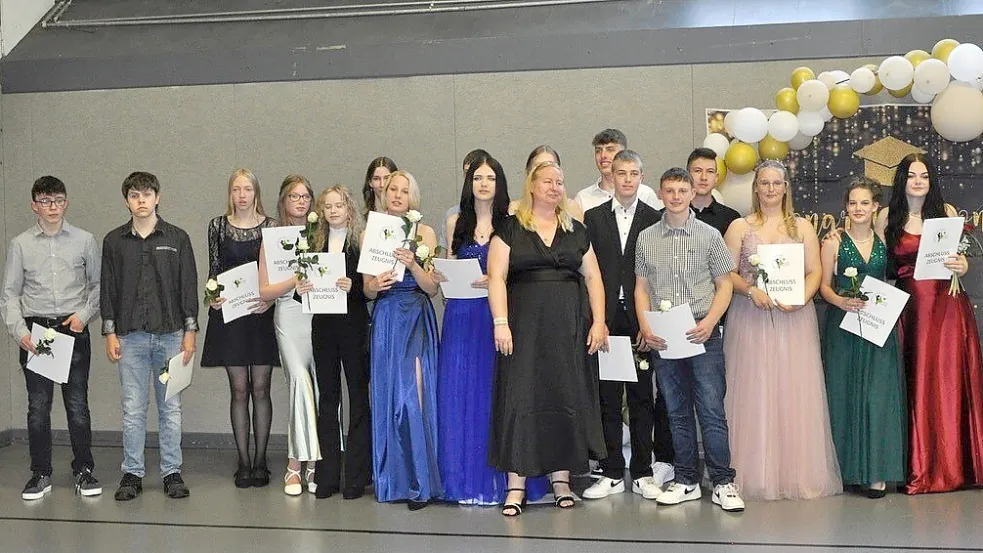 Die Klasse 10 b mit Klassenlehrerin Frau Pleis. Foto: privat