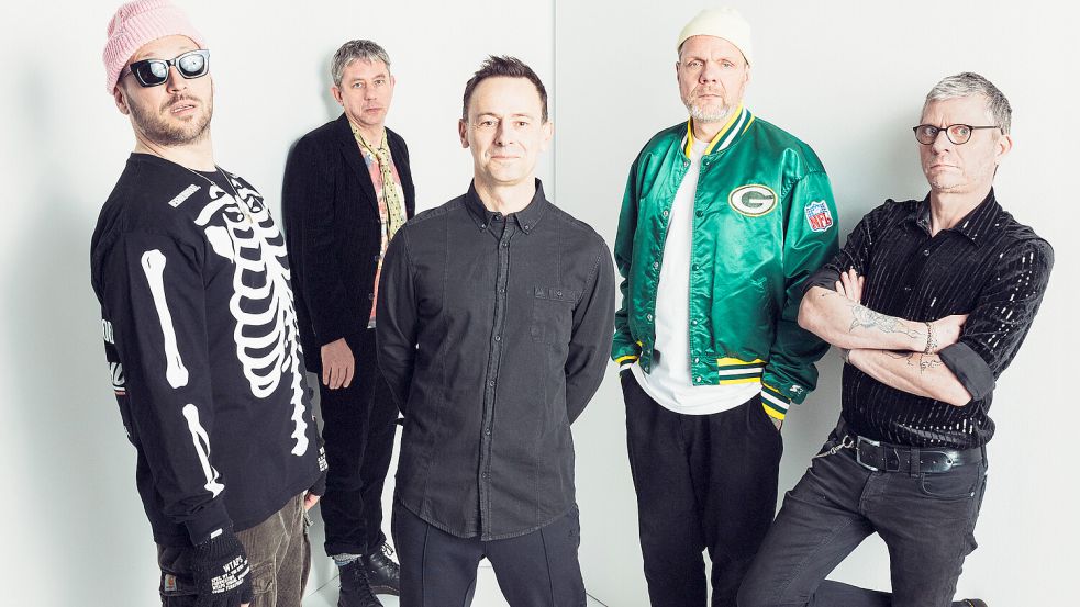 Die Punkrock Band Beatsteaks macht seit fast 30 Jahren zusammen Musik: Arnim Teutoburg-Weiß (links vorne), Peter Baumann (mitte), Thomas Götz (hinten links), Torsten Scholz (rechts hinten) und Bernd Kurztke (rechts vorne). Foto: Timmy Hargesheimer