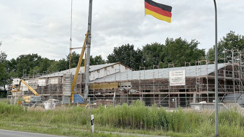 Das Feuerwehrhaus bekommt gerade das Dach. Foto: Karin Böhmer