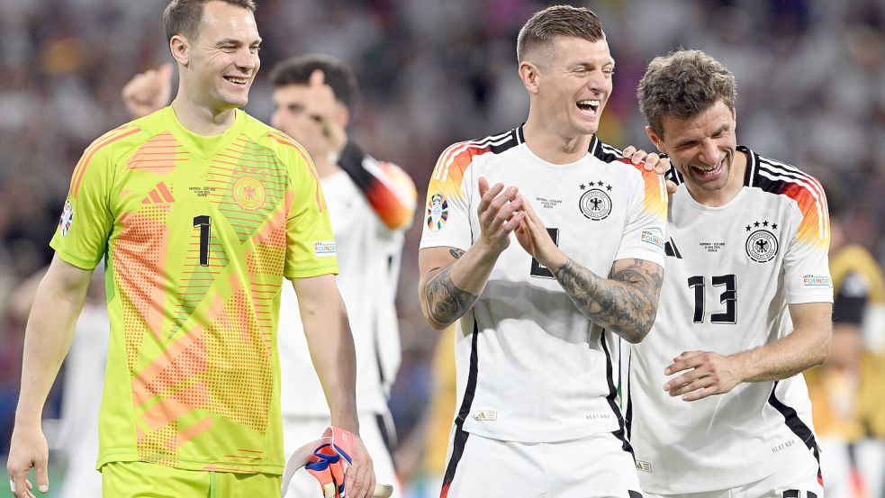 So wollen die deutschen Anhänger nach dem Schlusspfiff des Dänemark-Spiels ihre Lieblinge Torwart Manuel Neuer und Toni Kroos mit lächelnder Miene sehen. Fotos: DPA