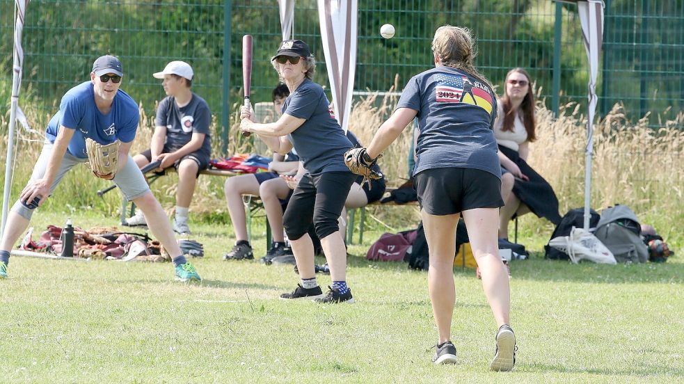 Werfen, schlagen, fangen und laufen sind Kern des Baseballspiels. Der Auricher Pastor Axel Gärtner (links) wartet auf den Ball der Werferin (rechts) Pitcher. In der Mitte steht eine 72-jährige Amerikanerin (Batter) bereit, um den Ball zu treffen. Fotos: Wilfried Gronewold