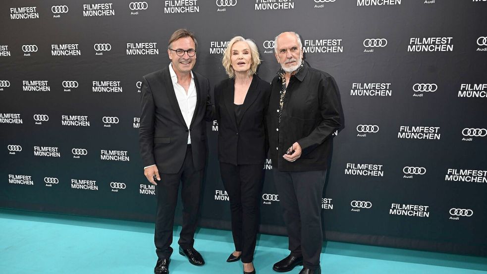 Jessica Lange posiert in München mit Thomas Linsmayer (l), dem Geschäftsführer des Deutschen Theaters, und Filmregisseur Michael Cristofer für die Fotografen. Foto: Felix Hörhager/dpa