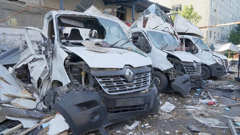 Nach dem russischen Angriff auf Charkiw sind eine Reihe von Lieferfahrzeugen komplett zerstört. Foto: Andrii Marienko/AP/dpa