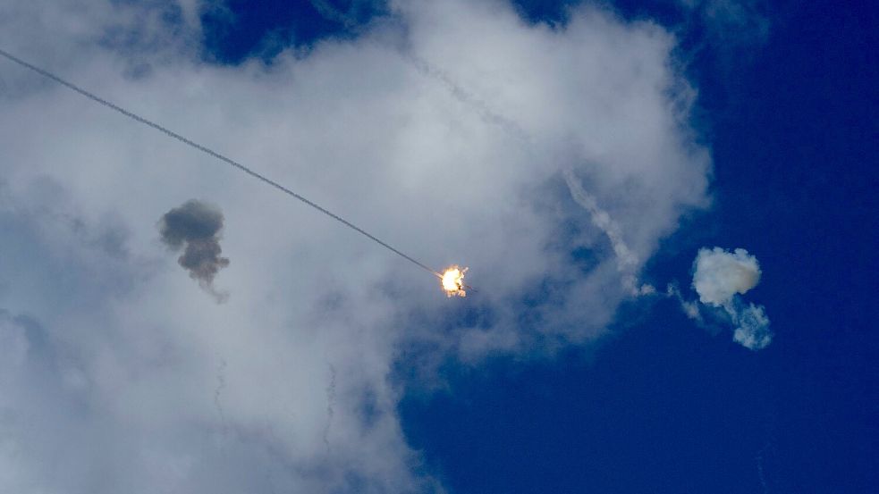 Einige Raketen konnten zerstört werden, andere landeten in offenem Gelände. Foto: Leo Correa/AP/dpa