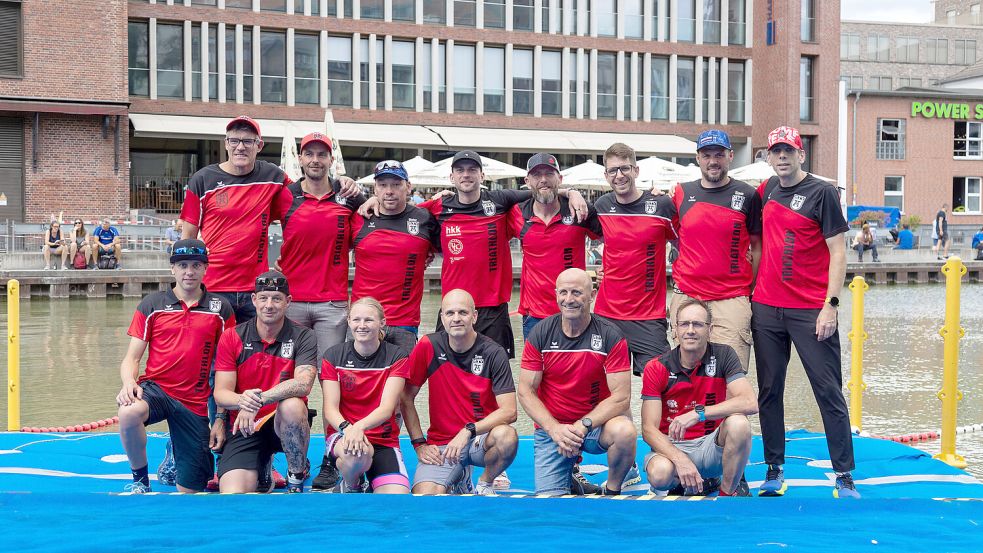 Mit einem großen Starterfeld präsentierten sich die Triathleten des MTV Aurich bei der DM in Münster. Lohn waren 17 Medaillen und eine kuriose Hilfeaktion während der Raddisziplin. Fotos: privat