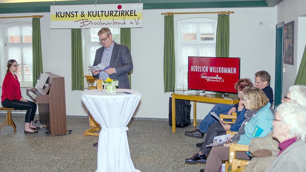 Dritter Vorsitzender Holger Kleen stellt ein Jahresprogramm des Kunst- und Kulturzirkels vor. So könnte es auch künftig wieder sein. Foto: Folkert Bents