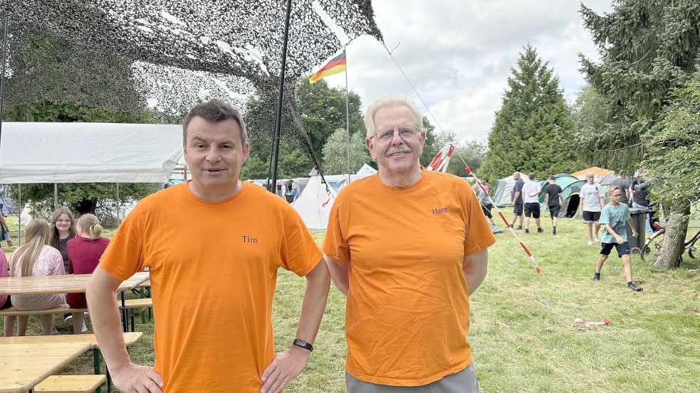 Tim Bohlen (links) und Harm Konken haben die Verantwortung im Zeltlager. Konken ist schon seit 1989 mit dabei. Foto: Karin Böhmer