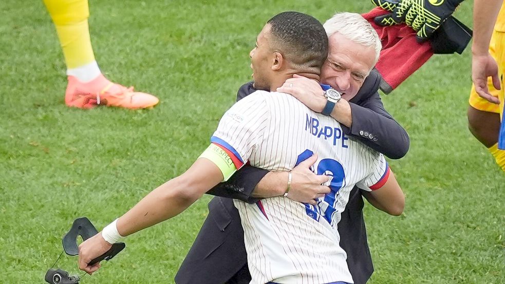 Nationaltrainer Didier Deschamps (r) und Frankreichs Superstar Kylian Mbappé feiern den Sieg gegen Belgien. Foto: Marcus Brandt/dpa