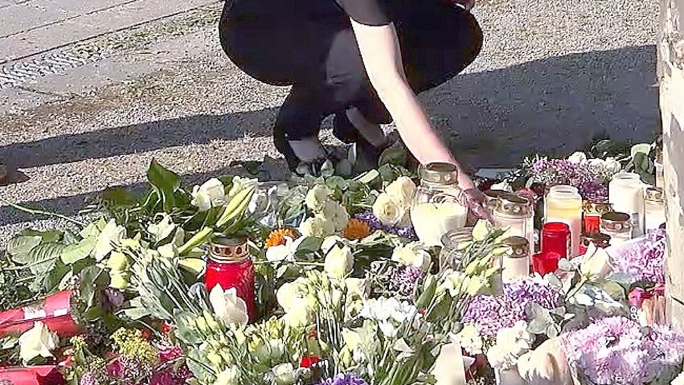 Trauer und Anteilnahme nach dem tödlichen Angriff in Kurpark von Bad Oeynhausen – doch aus Sicht der Familie wird die Tat vor allem am rechten Rand instrumentalisiert. Foto: Sandra Knauthe/TNN/dpa