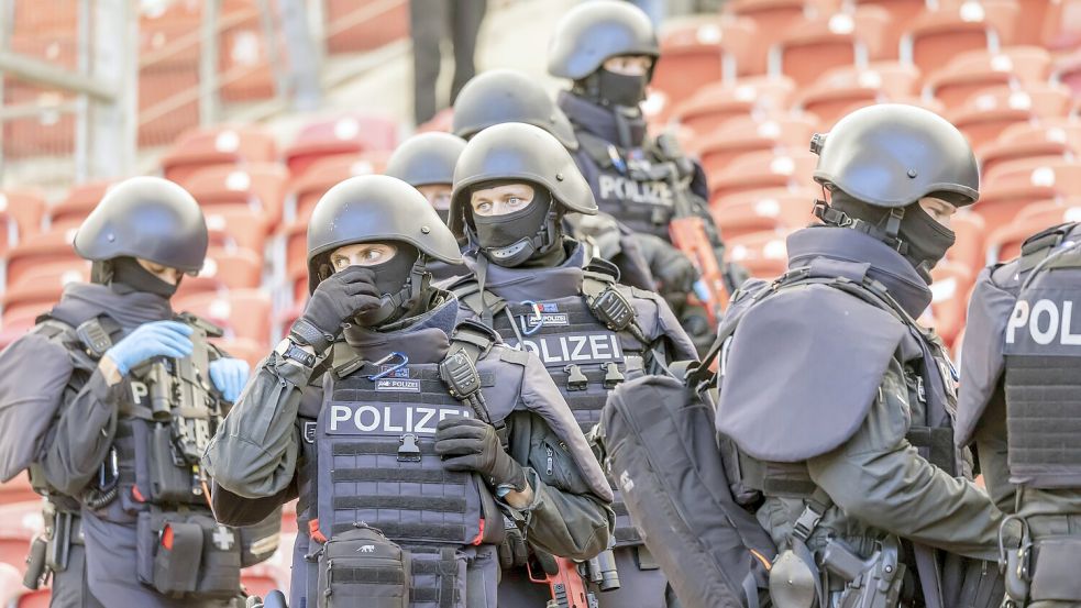 Bislang nur eine Übung: Polizisten trainieren für den Ernstfall in einem Stadion. Die EM steht besonders im Fokus der Terroristen. Foto: IMAGO/imagebroker/Arnulf Hettrich