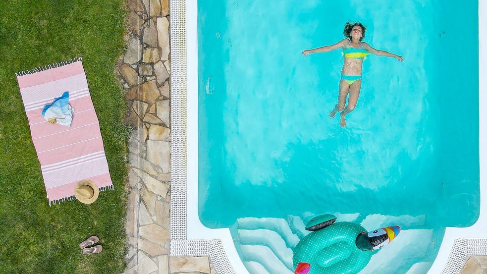 Luxus im eigenen Garten: Der Anteil der Häuser mit eigenem Pool ist in Immobilienanzeigen laut einer Studie gewachsen. Foto: Patrick Pleul/dpa