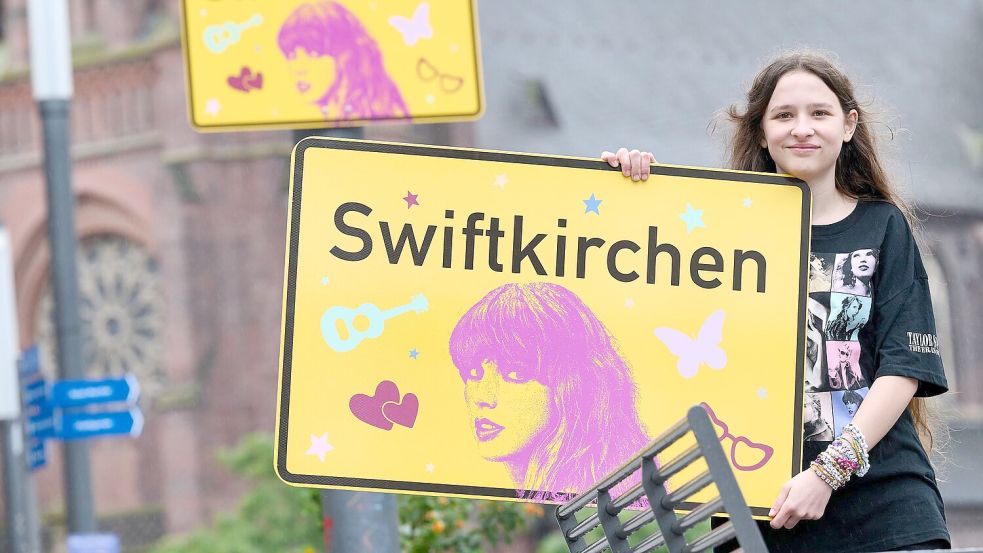 Die Stadt Gelsenkirchen wird im Juli Schauplatz für die „Eras Tour“ von Superstar Taylor Swift - und gibt zu Ehren der Musikerin einen neuen Namen. Enthüllt wurde das „Swiftkirchen“ von Swift-Fan Aleshanee Westhoff. Foto: Bernd Thissen/dpa