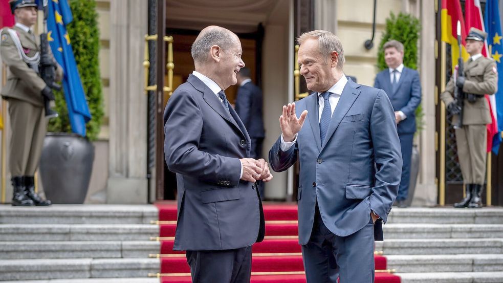 Olaf Scholz (l) und Donald Tusk treffen sich zu den ersten deutsch-polnischen Regierungskonsultationen seit 2018. Foto: Michael Kappeler/dpa