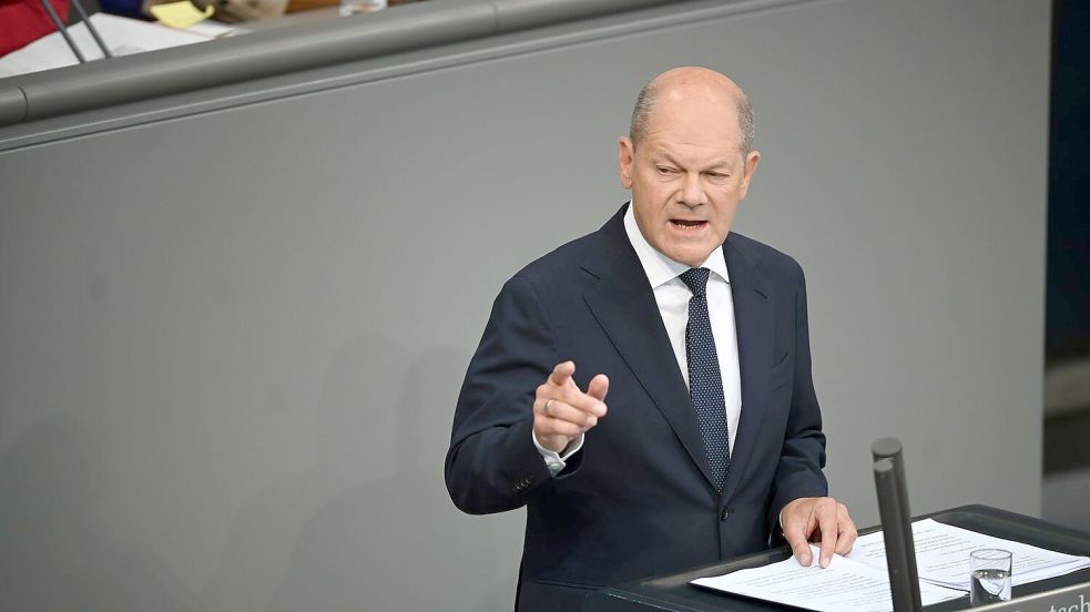 Bundeskanzler Olaf Scholz (SPD) stellt sich den Fragen der Abgeordneten. Foto: Sabina Crisan/dpa