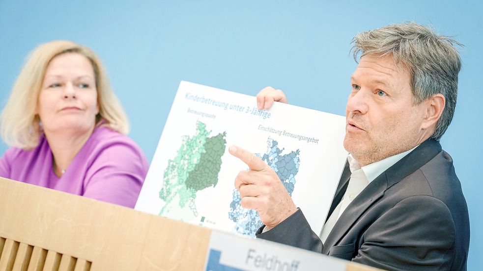 Bundesinnenministerin Nancy Faeser (SPD) und Wirtschaftsminister Robert Habeck (Grüne) bei der Präsentation des ersten Gleichwertigkeitsberichts Foto: dpa/Kay Nietfeld