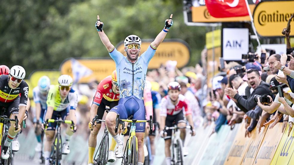 Mark Cavendish bejubelt seinen Etappensieg. Foto: Jasper Jacobs/Belga/dpa